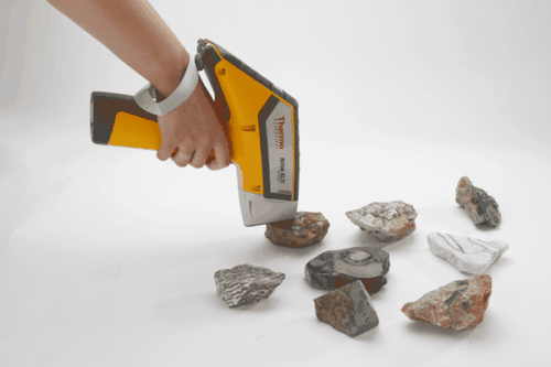 利用赛谱司矿石分析仪鉴定岩石类型和矿化程度